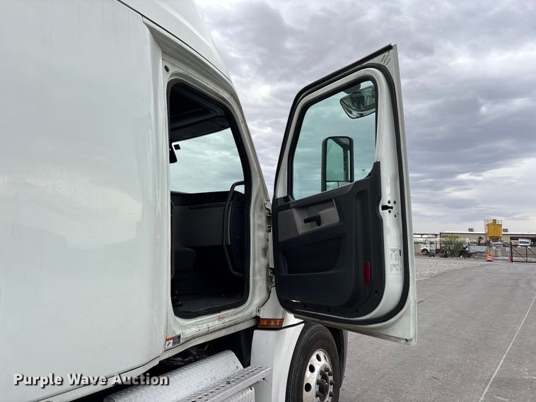image for item YA2605 2019 Freightliner Cascadia semi truck