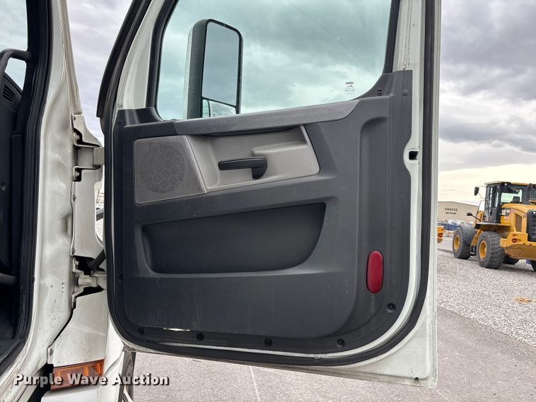 image for item YA2605 2019 Freightliner Cascadia semi truck