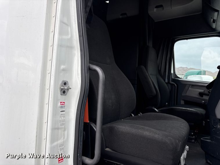 image for item YA2605 2019 Freightliner Cascadia semi truck