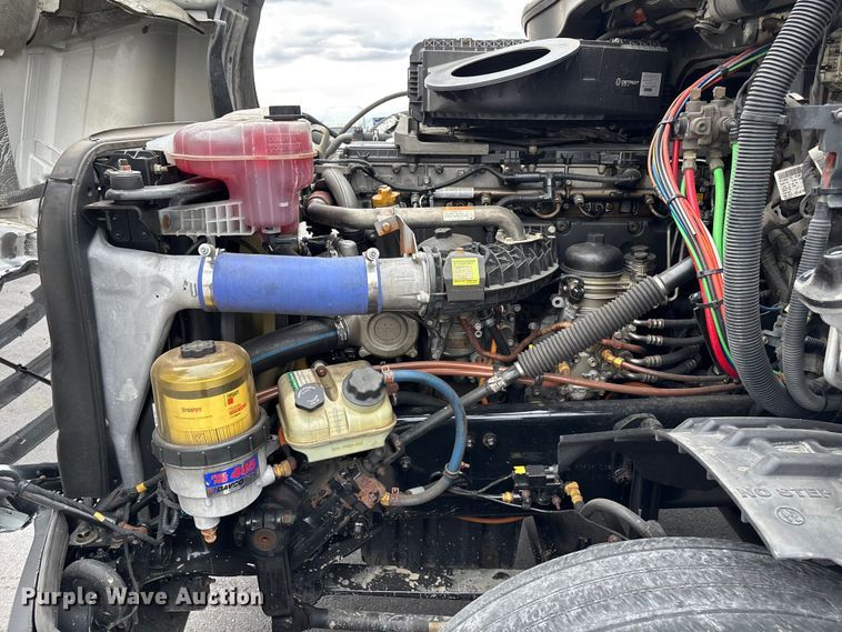 image for item YA2605 2019 Freightliner Cascadia semi truck