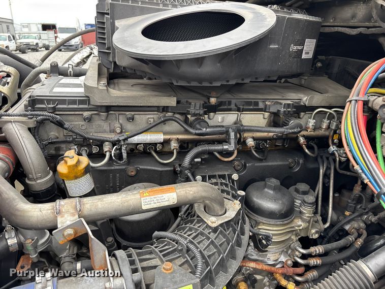 image for item YA2605 2019 Freightliner Cascadia semi truck