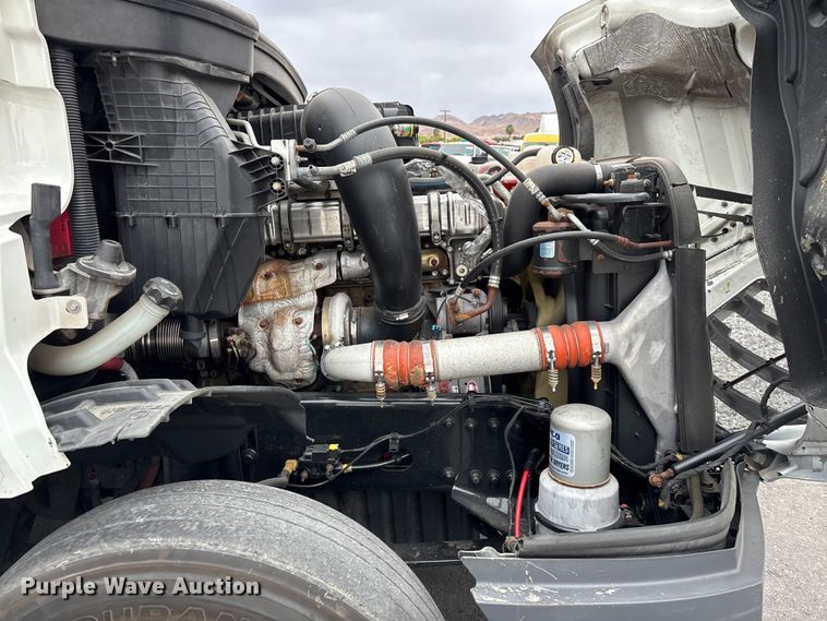 image for item YA2605 2019 Freightliner Cascadia semi truck