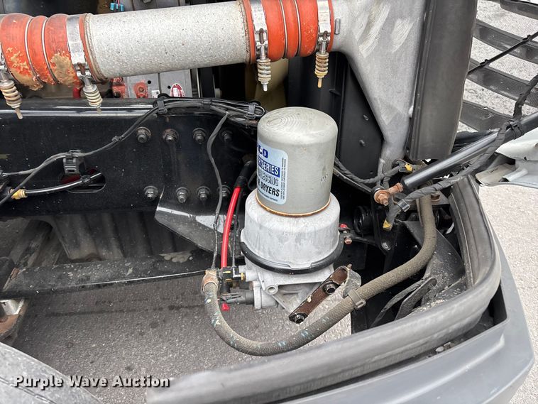 image for item YA2605 2019 Freightliner Cascadia semi truck