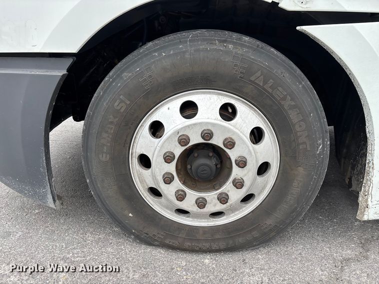 image for item YA2605 2019 Freightliner Cascadia semi truck