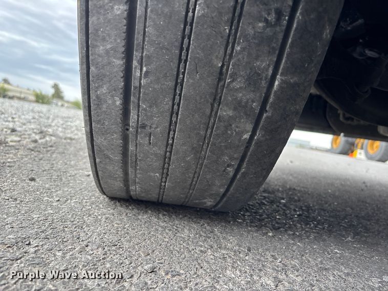 image for item YA2605 2019 Freightliner Cascadia semi truck