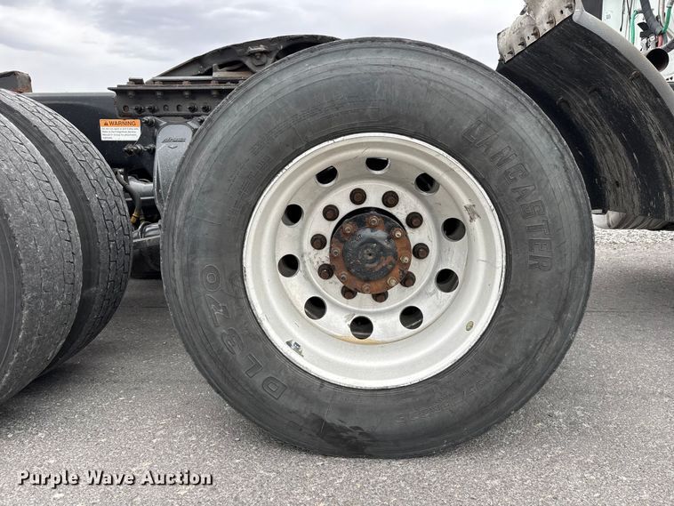 image for item YA2605 2019 Freightliner Cascadia semi truck