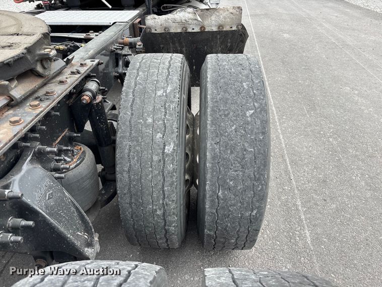 image for item YA2605 2019 Freightliner Cascadia semi truck