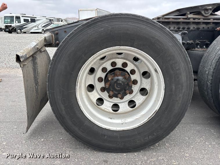 image for item YA2605 2019 Freightliner Cascadia semi truck