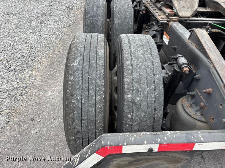 image for item YA2605 2019 Freightliner Cascadia semi truck