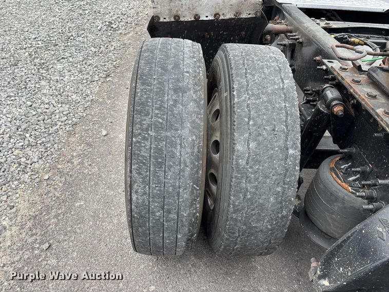 image for item YA2605 2019 Freightliner Cascadia semi truck