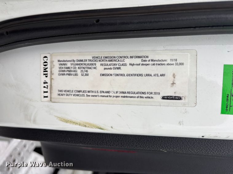 image for item YA2605 2019 Freightliner Cascadia semi truck