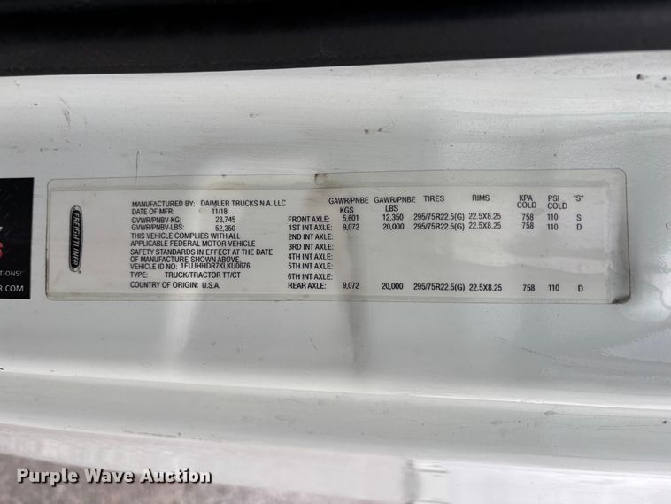 image for item YA2605 2019 Freightliner Cascadia semi truck