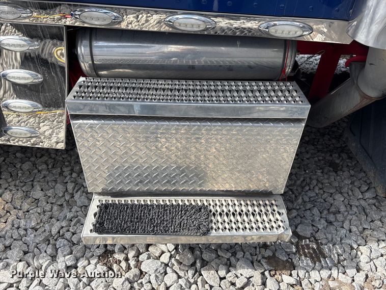 image for item YA2623 2022 Peterbilt 389 semi truck