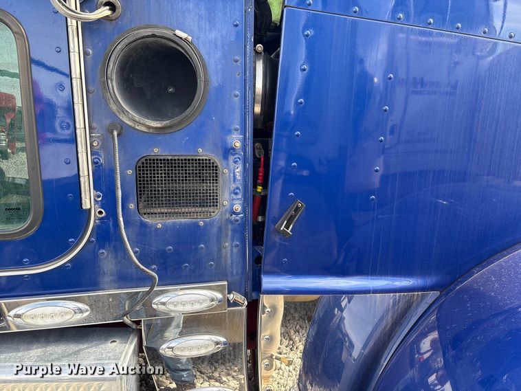 image for item YA2623 2022 Peterbilt 389 semi truck