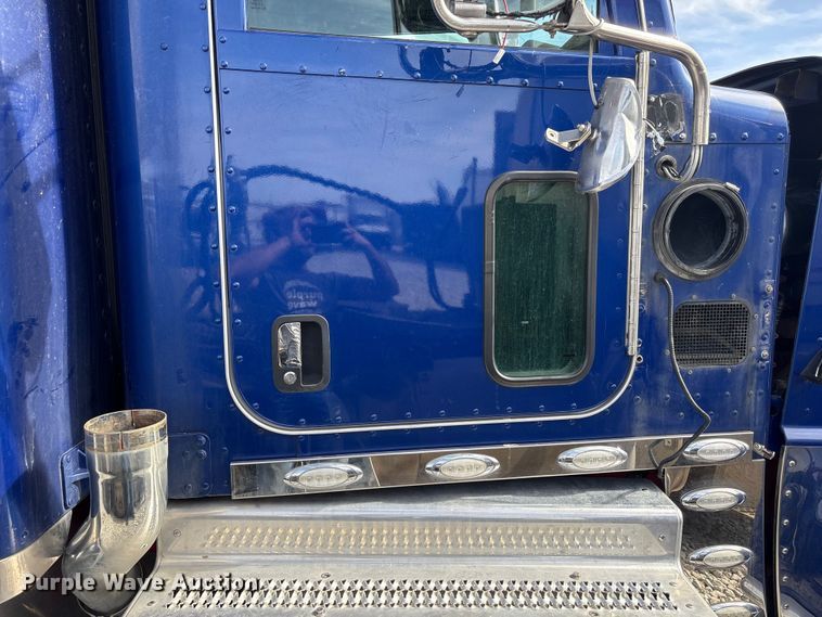 image for item YA2623 2022 Peterbilt 389 semi truck