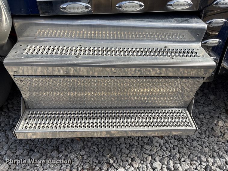 image for item YA2623 2022 Peterbilt 389 semi truck