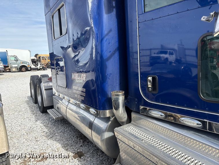 image for item YA2623 2022 Peterbilt 389 semi truck