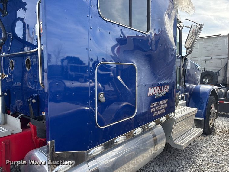 image for item YA2623 2022 Peterbilt 389 semi truck