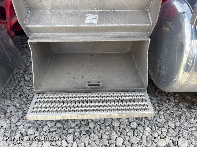 image for item YA2623 2022 Peterbilt 389 semi truck