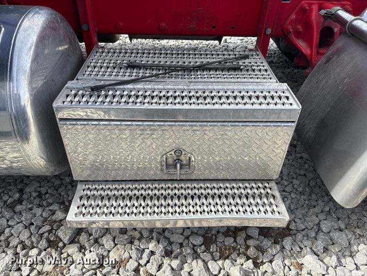 image for item YA2623 2022 Peterbilt 389 semi truck