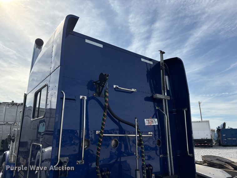 image for item YA2623 2022 Peterbilt 389 semi truck