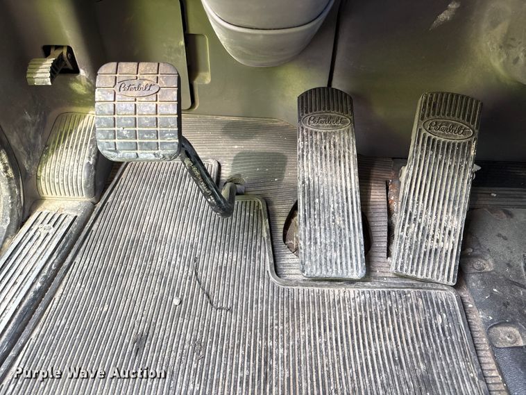 image for item YA2623 2022 Peterbilt 389 semi truck