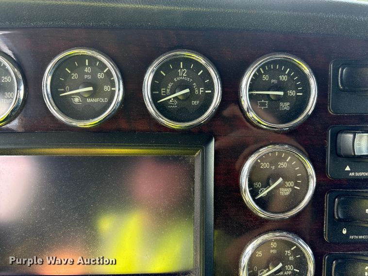 image for item YA2623 2022 Peterbilt 389 semi truck