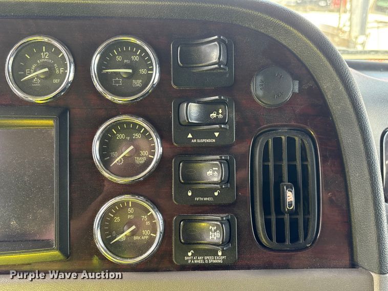 image for item YA2623 2022 Peterbilt 389 semi truck