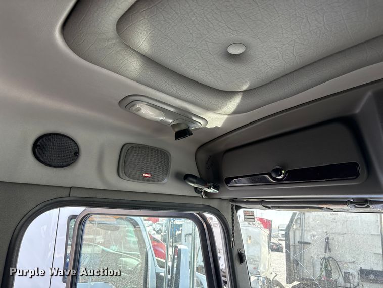 image for item YA2623 2022 Peterbilt 389 semi truck