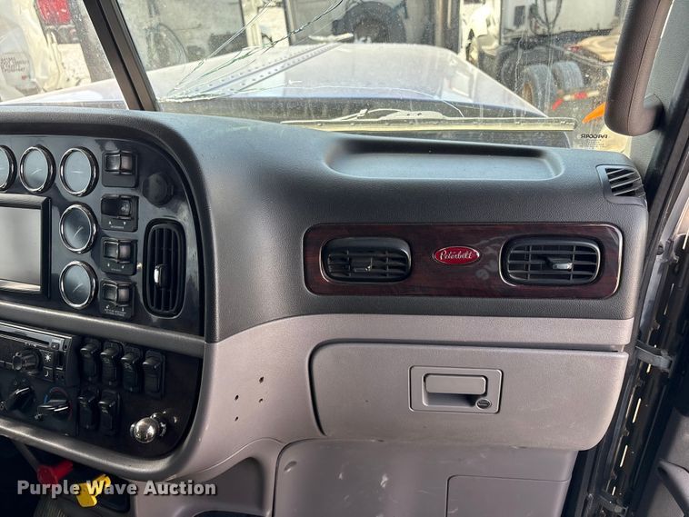 image for item YA2623 2022 Peterbilt 389 semi truck