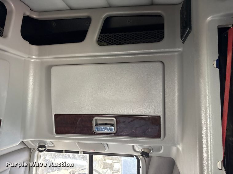 image for item YA2623 2022 Peterbilt 389 semi truck