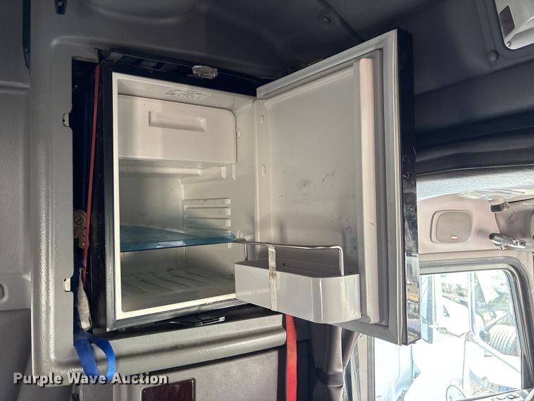 image for item YA2623 2022 Peterbilt 389 semi truck