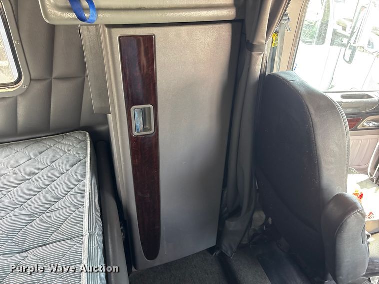 image for item YA2623 2022 Peterbilt 389 semi truck