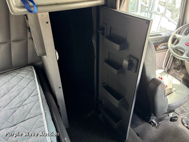 image for item YA2623 2022 Peterbilt 389 semi truck