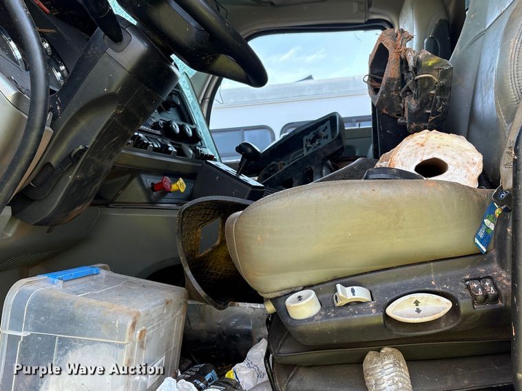 image for item YA2639 2022 Kenworth T880 dump truck