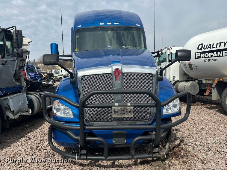 image for item YA2743 2020 Kenworth T680 semi truck