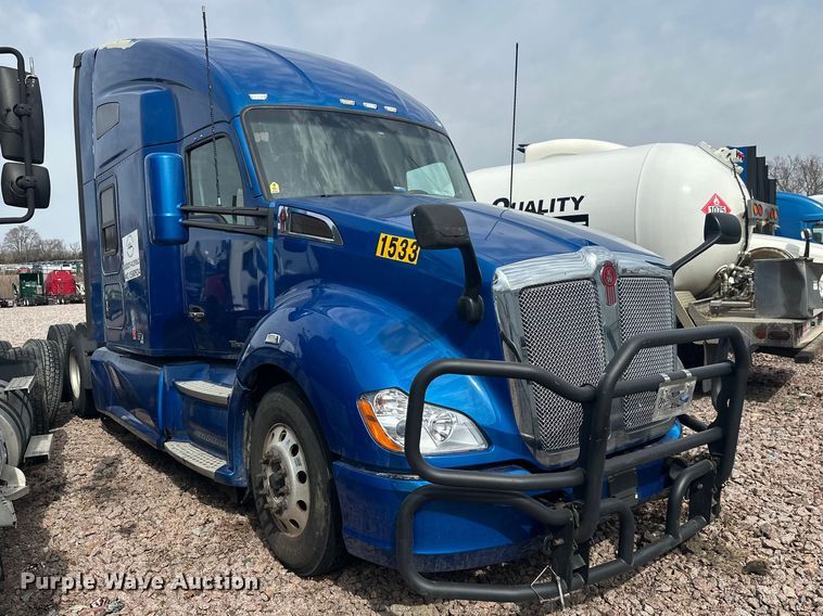 image for item YA2743 2020 Kenworth T680 semi truck