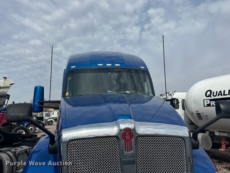 image for item YA2743 2020 Kenworth T680 semi truck