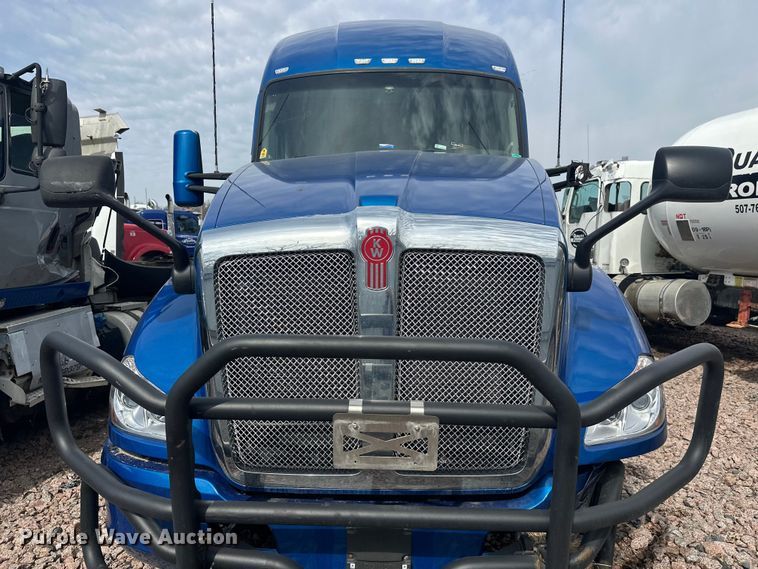 image for item YA2743 2020 Kenworth T680 semi truck