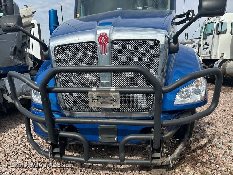 image for item YA2743 2020 Kenworth T680 semi truck