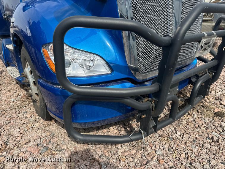 image for item YA2743 2020 Kenworth T680 semi truck