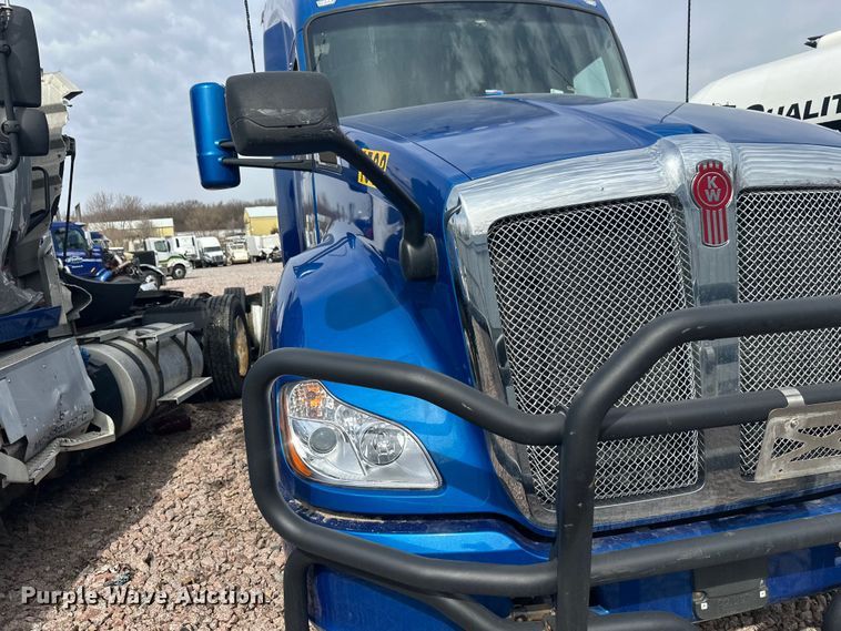 image for item YA2743 2020 Kenworth T680 semi truck