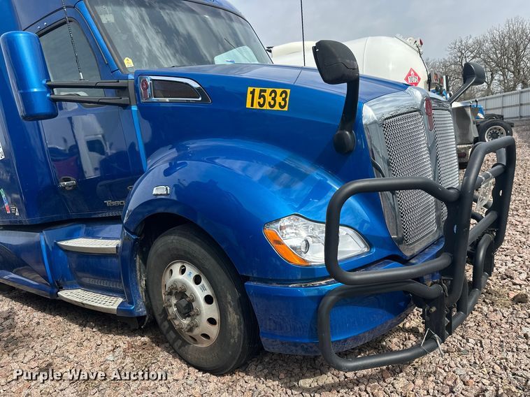 image for item YA2743 2020 Kenworth T680 semi truck