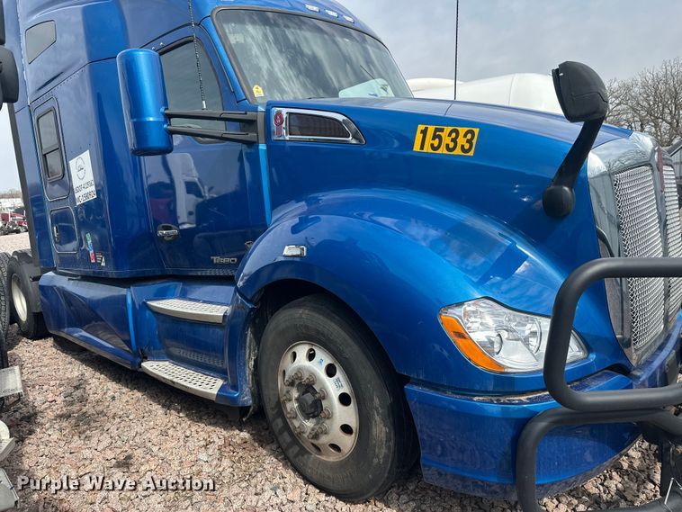 image for item YA2743 2020 Kenworth T680 semi truck