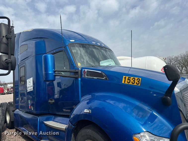 image for item YA2743 2020 Kenworth T680 semi truck