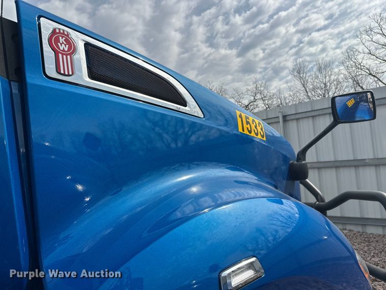 image for item YA2743 2020 Kenworth T680 semi truck