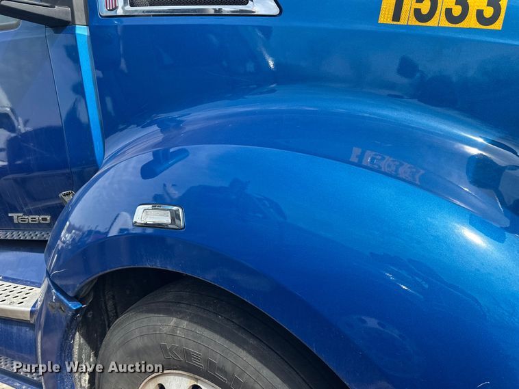 image for item YA2743 2020 Kenworth T680 semi truck