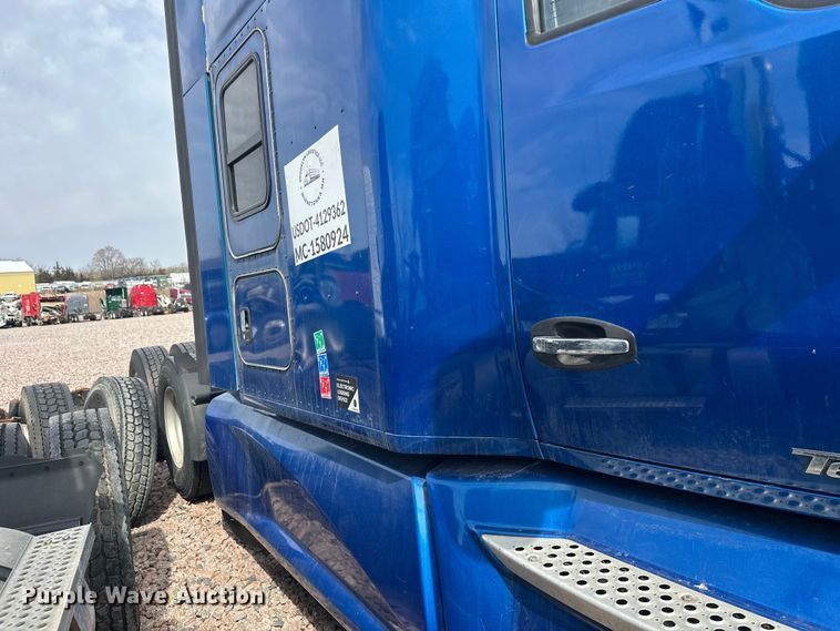image for item YA2743 2020 Kenworth T680 semi truck