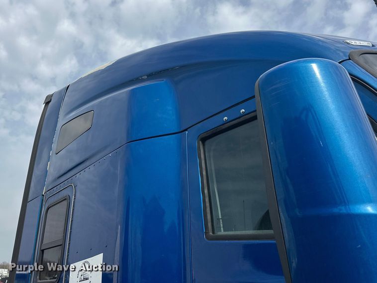 image for item YA2743 2020 Kenworth T680 semi truck