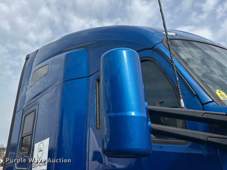 image for item YA2743 2020 Kenworth T680 semi truck